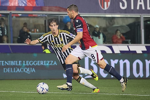 Remo Freuler and Fabio Miretti battle for the ball